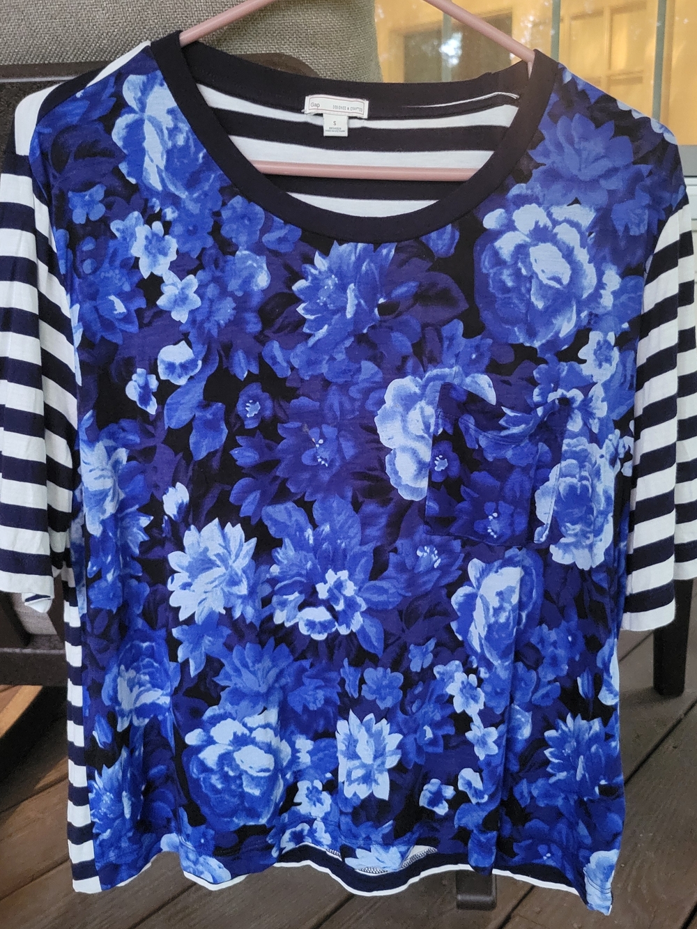 Womens GAP DESIGNED & CRAFTED M Blue Black White Floral Stripe Short Sleeve TEE